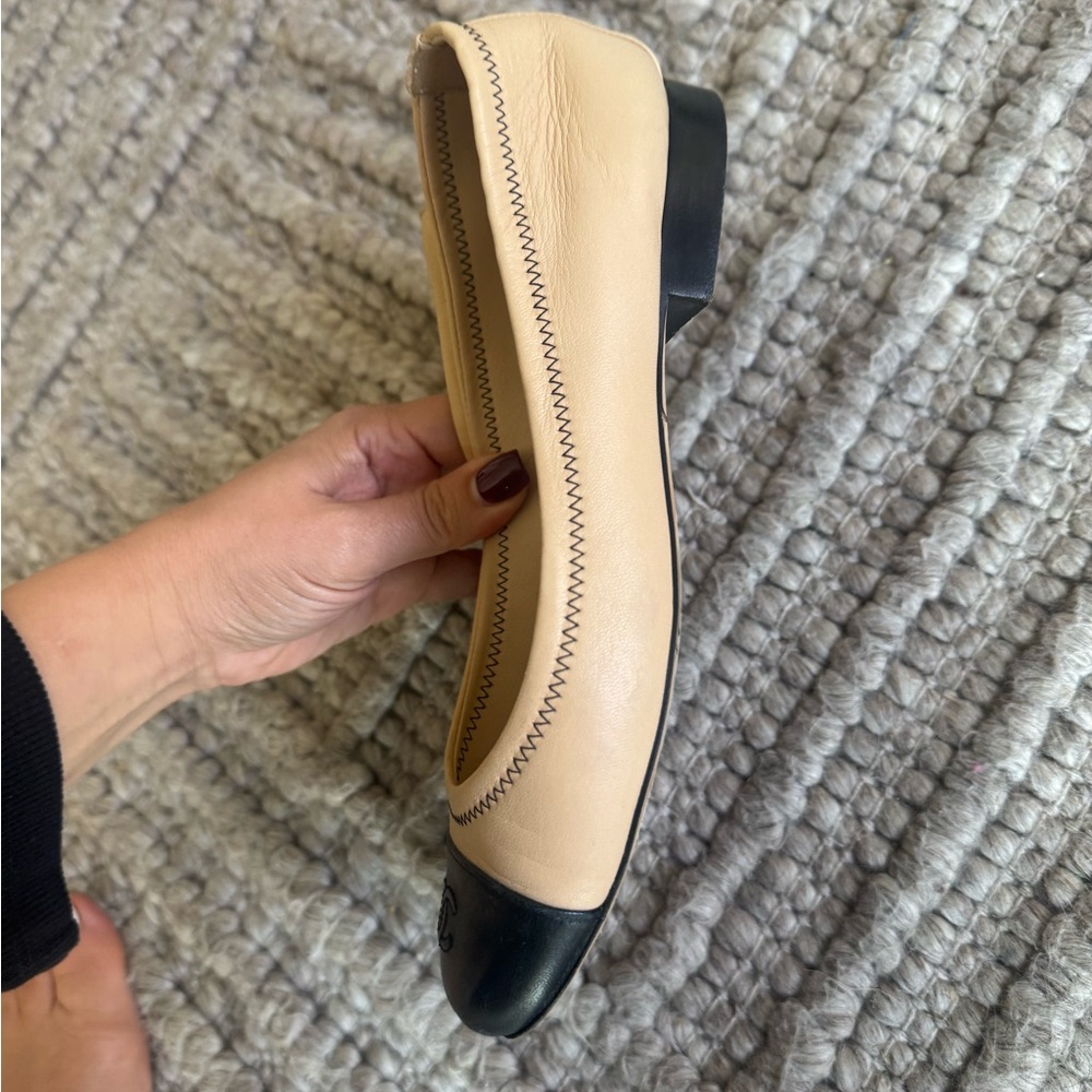 CHANEL Two-Tone Beige and Black Flats - Picture 5 of 8